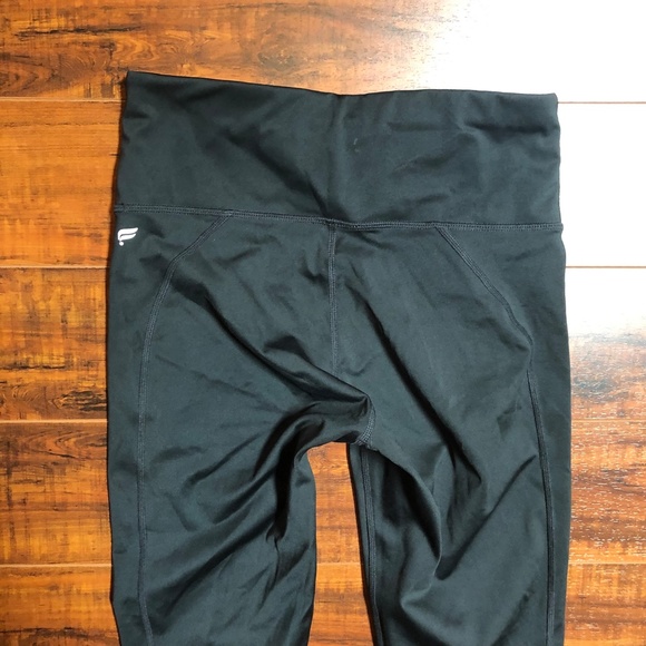 Fabletics LIKE NEW Black Cropped Workout Gym Outting Leggings Women's XS/S - Picture 7 of 8